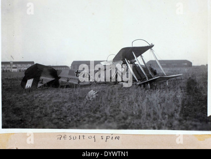 Dieses Bild aus dem Album von Fred Alvin Jones zeigt ein Flugzeug der Eastern Airlines und hebt die Rolle von Fred Alvin Jones hervor, einem bemerkenswerten Piloten in der Luftfahrtgeschichte. Jones trug während seiner Karriere bei Eastern Airlines zum Wachstum der kommerziellen Luftfahrt bei. Stockfoto