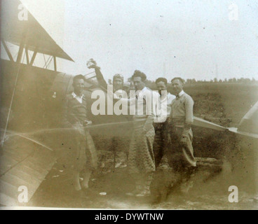 Dieses Bild aus dem Jones-Album zeigt Fred Alvin Jones, einen Piloten von Eastern Airlines, in einem Moment der Luftfahrtgeschichte. Jones war eine einflussreiche Figur in der frühen kommerziellen Luftfahrt. Stockfoto