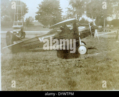 Fred Alvin Jones, Pilot bei Eastern Airlines, ist auf diesem Bild von seinem persönlichen Album zu sehen. Jones trug wesentlich zum frühen Flugbetrieb bei und flog mit Eastern Airlines während seiner Gründungsjahre. Stockfoto