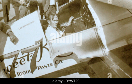 Dieses Bild von Fred Alvin Jones' Album zeigt einen Moment von Eastern Airlines und hebt die Karriere von Jones als Pilot hervor. Jones hatte eine bedeutende Karriere in der Luftfahrt und trug zum Erbe der Eastern Airlines als einer der wichtigsten US-Fluggesellschaften bei. Stockfoto