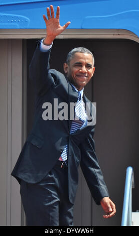 Tokio, Japan. 25. April 2014. US-Präsident Barack Obama Wellen wie He Boards der Air Force One am Tokyo International Airport in Tokio, Japan, am 25. April 2014. Bildnachweis: AFLO/Alamy Live-Nachrichten Stockfoto