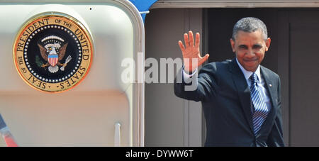 Tokio, Japan. 25. April 2014. US-Präsident Barack Obama Wellen wie He Boards der Air Force One am Tokyo International Airport in Tokio, Japan, am 25. April 2014. Bildnachweis: AFLO/Alamy Live-Nachrichten Stockfoto