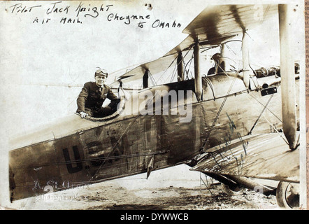 Dieses Bild von Fred Alvin Jones Album zeigt ein Flugzeug der Eastern Airlines. Jones, ein erfahrener Pilot, war bekannt für seine Arbeit bei Eastern Airlines, einer der wichtigsten US-Fluggesellschaften Mitte des 20. Jahrhunderts. Das Foto zeigt die Meilensteine der Luftfahrt dieser Ära und Jones' Beiträge zur Zivilluftfahrt. Stockfoto