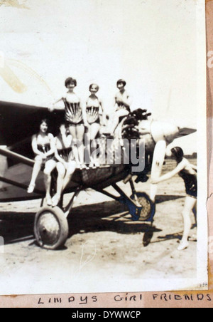 Dieses Bild von Fred Alvin Jones Album zeigt ein Flugzeug der Eastern Airlines, das Jones’ Beiträge als Pilot widerspiegelt. Eastern Airlines war Mitte des 20. Jahrhunderts ein bedeutendes US-Luftfahrtunternehmen, das eine wichtige Rolle bei der Entwicklung der amerikanischen Luftfahrt spielte. Stockfoto