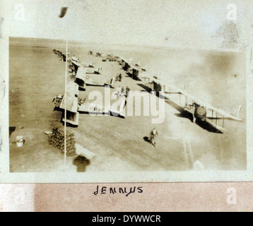 Dieses Foto vom AL-58 Jones Album zeigt Fred Alvin Jones, einen Piloten von Eastern Airlines. Er unterstreicht seinen Beitrag zur Luftfahrt, insbesondere in der Luftfahrtbranche Mitte des 20. Jahrhunderts. Stockfoto