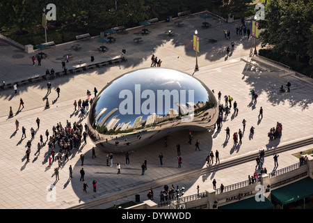 Skulptur Cloud Gate oder die Bohne im Millennium Park von oben in Chicago USA Stockfoto