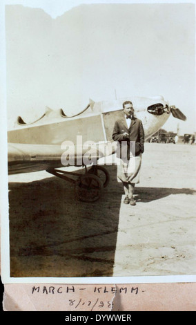 Dieses Bild von Fred Alvin Jones Album zeigt seine Zeit als Pilot bei Eastern Airlines. Jones, ein erfahrener Flieger, war Teil der frühen kommerziellen Flugzeugindustrie und trug während seiner Karriere maßgeblich zum Betrieb von Eastern bei. Stockfoto