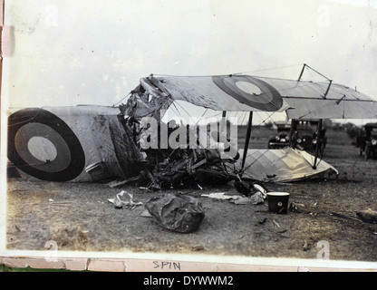 Dieses Bild aus dem Jones-Album zeigt Eastern Airlines und ihren Piloten Fred Alvin Jones und zeigt die Rolle der Fluggesellschaft in der frühen kommerziellen Luftfahrt und ihren Beitrag zur Luftfahrt Mitte des 20. Jahrhunderts. Stockfoto