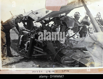 Fred Alvin Jones war Pilot der Eastern Airlines. Dieses Bild aus seinem Album zeigt Jones in seiner Rolle bei der Fluggesellschaft und erfasst eine wichtige Periode der US-Luftfahrtgeschichte Mitte des 20. Jahrhunderts. Eastern Airlines spielte in dieser Zeit eine wichtige Rolle bei der Entwicklung des kommerziellen Luftverkehrs. Stockfoto