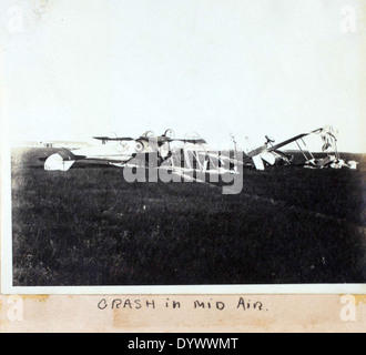 Dieses Bild aus dem Jones-Album zeigt Fred Alvin Jones, einen bemerkenswerten Piloten bei Eastern Airlines. Seine Beiträge zur Luftfahrt und zum Service bei einer der wichtigsten US-Fluggesellschaften werden in dieser Sammlung hervorgehoben. Stockfoto