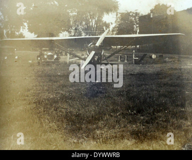 Dieses Bild ist Teil des Albums von Fred Alvin Jones, das ein Foto aus seiner Zeit als Pilot bei Eastern Airlines zeigt. Jones war ein erfahrener Flieger und eine Schlüsselfigur in der Entwicklung der kommerziellen Luftfahrt, insbesondere in den frühen Tagen der Eastern Airlines. Das Bild zeigt seine Karriere in der Luftfahrtindustrie Mitte des 20. Jahrhunderts. Stockfoto
