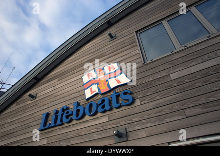 Ein Schild zeigt die RNLI-Flag und das Wort "Rettungsboote", bei der Küstenwache Rettungsstation am Ende des Southend Pier, Essex. Stockfoto