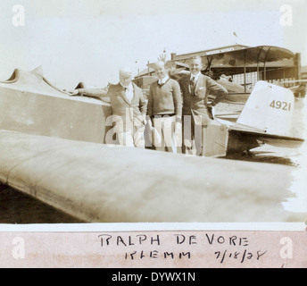 Dieses Bild aus der Fred Alvin Jones Kollektion zeigt Eastern Airlines und ihren Piloten. Eastern Airlines war eine bekannte US-Fluggesellschaft, die für ihre Beiträge zum Flugverkehr im 20. Jahrhundert bekannt war. Dieses Foto spiegelt die Geschichte des Unternehmens und die Luftfahrtkultur der Ära wider. Stockfoto