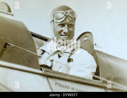 Das AL-58 Jones Album enthält Bilder von Flugrennen und Luftfahrtgeschichte, darunter die Teilnahme von Frank Hawks, einem renommierten Air-Racer. Dieses spezifische Bild fängt einen Moment aus einem Luftrennen mit Eastern Airlines ein und unterstreicht den Wettkampfgeist der frühen Luftfahrt und die Bedeutung des Luftverkehrs als Sport im 20. Jahrhundert. Stockfoto