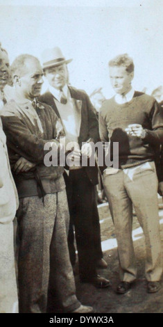 Dieses Bild aus dem AL-58 Jones Album zeigt Fred Alvin Jones, einen Piloten der Eastern Airlines, mit bekannten Flugzeugfiguren wie James H. Doolittle. Doolittle war berühmt für seinen Angriff auf Tokio im Zweiten Weltkrieg. Stockfoto
