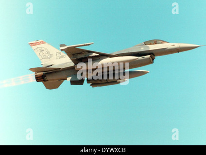 Die General Dynamics F-16A Fighting Falcon, Seriennummer 82-0980, ist ein Mehrzweck-Kampfflugzeug der United States Air Force (USAF). Er ist bekannt für seine Agilität, Geschwindigkeit und Vielseitigkeit in Luft-Luft- und Luft-Boden-Kampfflugmissionen und dient als Schlüsselfaktor in der modernen Luftkriegsführung. Stockfoto