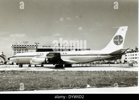 Dieses Bild zeigt ein Flugzeug der Boeing 707-321, insbesondere den Clipper Flying Eagle, der von Pan am betrieben wird. Die Boeing 707 war eines der ersten erfolgreichen kommerziellen Jet-Linienflugzeuge und markierte eine neue Ära im Luftverkehr. Stockfoto