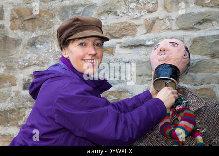 Wray, Lancaster, Großbritannien, 26. April 2014. Libby Halsey mit Sherlock am Wray Scarecrow Festival, das am Samstag für eine Reihe von Veranstaltungen geöffnet. Die vogelscheuche Festival, gegründet 1995, findet jährlich statt, mit einem anderen Thema in der Woche vor dem Tag der Arbeit, wenn es eine Messe. Während der Woche gibt es Erfrischungen täglich im Dorf Halle und eine Parade der Riesen serviert. Die Dorfbewohner, "Vogelscheuchen, die Helden und Bösewichte" außerhalb ihrer Häuser in diesem Jahr. Stockfoto