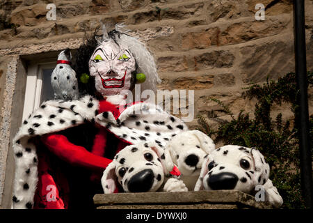 Die böse 'Cruella de Vil' hat die böse Hexe die böse Königin Maleficent gefüllt. Karikaturfigur und ihre dalmatinischen Hunde beim Wray Scarecrow Festival, gegründet 1995, findet jedes Jahr mit einem anderen Thema statt. Stockfoto