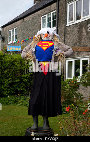 „Supernan“ beim Wray Scarecrow Festival, das am Samstag für eine Reihe von Veranstaltungen wie 10 km Lauf, Scarecrow Parade und Jahrmarkt eröffnet wurde. Das Scarecrow Festival, gegründet 1995, findet jedes Jahr statt, mit einem anderen Thema in der Woche vor dem 1. Mai, wenn es eine Messe gibt. Während der Woche gibt es täglich Erfrischungen im Rathaus und eine Parade der Riesen. Dorfbewohner haben dieses Jahr Vogelscheuchen von „Helden und Schurken“ vor ihren Häusern aufgestellt. Stockfoto