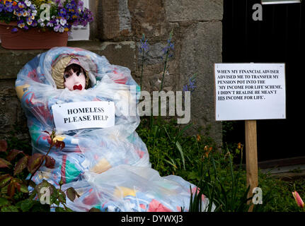 „Obdachlos“ beim Wray Scarecrow Festival, das am Samstag für eine Reihe von Veranstaltungen wie 10 km Lauf, Scarecrow Parade und Jahrmarkt eröffnet wurde. Das Vogelscheuchen-Festival, gegründet 1995, findet jedes Jahr statt, mit einem anderen Thema in der Woche vor dem 1. Mai, wenn es eine Messe gibt. Unter der Woche werden täglich Erfrischungen im Rathaus und eine Parade der Riesen serviert. Dorfbewohner haben dieses Jahr Vogelscheuchen von „Helden und Schurken“ vor ihren Häusern aufgestellt. Stockfoto