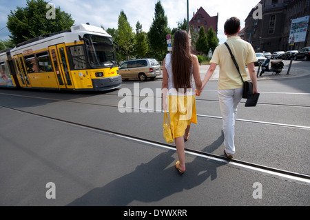 Deutschland, Berlin, BVG Berlin gelb Straßenbahn Stockfoto