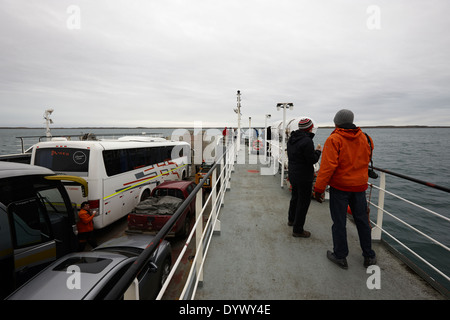 Passagiere und Fahrzeuge auf Fueguino Fähre Punta Delgada und Primera Angostura Klang in die Straße von Magellan-Chile Stockfoto