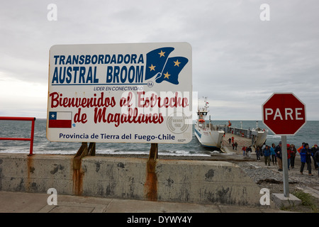 Fueguino Fähre und der Primera Angostura Klang in die Straße von Magellan Feuerland Chile Stockfoto