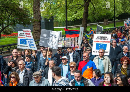 London, UK. 26. April 2014. Armenische Demonstranten marschieren von Marble Arch 10 Downing Street zu verlangen, dass die britische Regierung bitten, dass die Türkei Völkermord an den Armeniern anerkennen, bevor sie Eintritt in die Europäische Union dürfen. Bildnachweis: Pete Maclaine/Alamy Live-Nachrichten Stockfoto