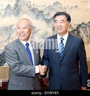 (140426)--Peking, 26. April 2014 (Xinhua)--chinesische Vize-Premier Wang Yang (R) trifft mit Tokyo Gouverneur Yoichi Masuzoe in Peking, Hauptstadt von China, 26. April 2014.   (Xinhua/Yao Dawei) (Zgp) Stockfoto