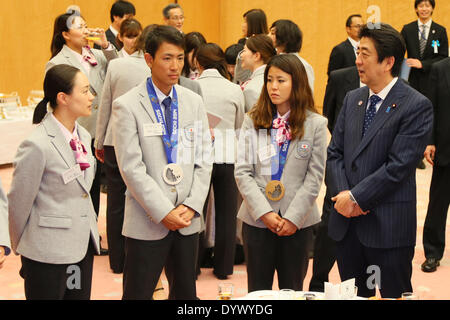 (L-R) Aiko Uemura, Akito Watabe, Ayana Onozuka, Shinzo Abe, 25. April 2014: eine Siegerehrung des Souvenirs für Sotschi 2014 Olympischen und Paralympischen Preisträger Premierminister Amtssitz in Tokio, Japan. © Yohei Osada/AFLO SPORT/Alamy Live-Nachrichten Stockfoto