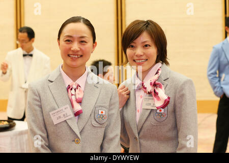 (L-R) Aiko Uemura, Ayumi Ogasawara, 25. April 2014: eine Siegerehrung des Souvenirs für Sotschi 2014 Olympischen und Paralympischen Preisträger Premierminister Amtssitz in Tokio, Japan. © Yohei Osada/AFLO SPORT/Alamy Live-Nachrichten Stockfoto