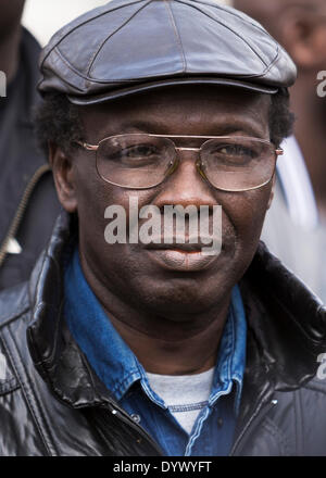 London, UK. 26. April 2014. Abdoulie Jobe Teilnahme an der Demonstration in London, 14 Jahre in Erinnerung an die 14 Schulkinder zu markieren und das rote Kreuz ehrenamtlich, geschossen und getötet durch Gambia Sicherheitskräfte auf die 10 & 11. April 2000. Die Demonstration findet gleichzeitig in Dakar, Washington DC und London statt. Bildnachweis: Cecilia Colussi/Alamy Live-Nachrichten Stockfoto