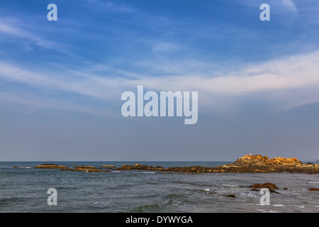Blick vom Strand in Goa zum arabischen Meer. Felsen in der Nähe von Meer Stockfoto