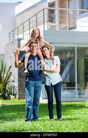 Familie im großen Haus Stockfoto