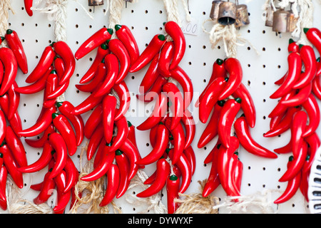 Erhängt Paprika in der Stadt von Alberobello, Apulien, Italien Stockfoto