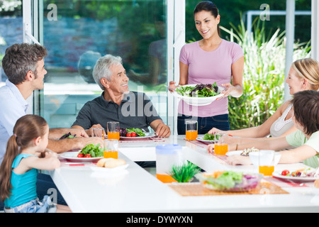 Familie im großen Haus Stockfoto