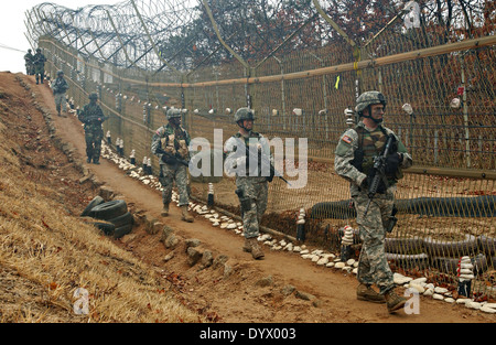 US-Soldaten mit den Vereinten Nationen Befehl Sicherheit Bataillon patrouillieren die Grenze zu Nordkorea bekannt als der DMZ 24. März 2007 in Panmunjom, Südkorea. Stockfoto