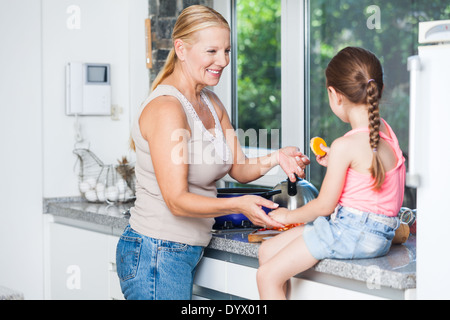 Großmutter und Kind Mädchen Kochen Küche zu Hause Stockfoto