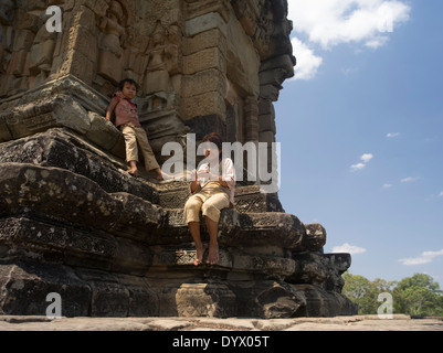 Kinder spielen im Tempel Bakong (Roluos Gruppe) Siem Reap, Kambodscha Stockfoto