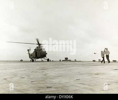 Dieses Foto zeigt den Hubschrauberlandegang H-34 und zeigt sein Design und seine Rolle in den 1950er und 1960er Jahren Die H-34, die von Sikorsky entwickelt wurde, war weit verbreitet für militärische und zivile Transporte und diente während ihrer Lebensdauer in verschiedenen operativen Funktionen. Stockfoto