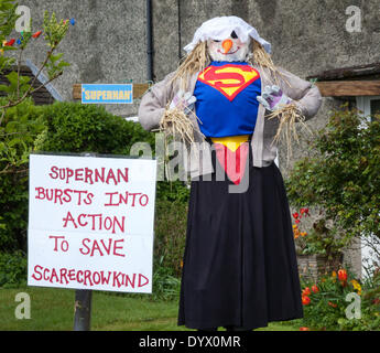 Wray, Lancaster, UK 26. April 2014. Die Wray Scarecrow Festival, das welches am Samstag, 26. April 2014 für eine Reihe von Veranstaltungen, darunter 10 km Lauf, Vogelscheuche Parade und Kirmes eröffnet. Das Scarecrow Festival, gegründet 1995, findet jedes Jahr mit einem anderen Thema in der Woche bis zum Maifeiertag wird eine Messe. Während der Woche gibt es Erfrischungen serviert täglich in der Dorfhalle und eine Parade der Riesen.  Dorfbewohner in Aufmachungen "Heros & Schurken" Vogelscheuchen außerhalb ihrer Häuser in diesem Jahr. Bildnachweis: Mar Photographics/Alamy Live-Nachrichten Stockfoto