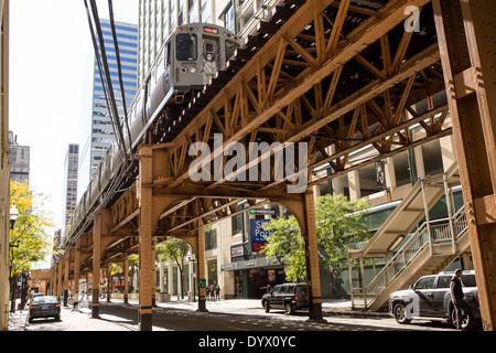 Hochbahn Linie bekannt als L im Stadtteil Loop in Chicago, IL. Stockfoto