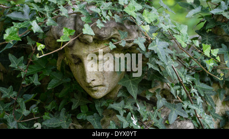 Gräber auf dem Highgate Cemetery in London. Stockfoto