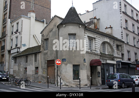 Alten Gebäude am 63 Rue du Mont Cenis, Paris. Stockfoto