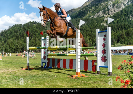 Sommer Springreiten während St. Moritz Concours Hippique, Engadin, Schweiz. Stockfoto