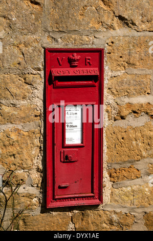 Viktorianischer Briefkasten, Hidcote Boyce, Gloucestershire, England, UK Stockfoto