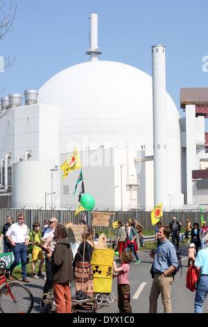 Brokdorf, Deutschland. 26. April 2014. Menschen nehmen Teil an einer Demonstration außerhalb das Kernkraftwerk in Brokdorf, Germany, 26. April 2014. Die Demonstration wurde organisiert, um den 28. Jahrestag von Tschernobyl und fordern, dass Brokdorf stillgelegt werden. Foto: BODO MARKS/Dpa/Alamy Live-Nachrichten Stockfoto