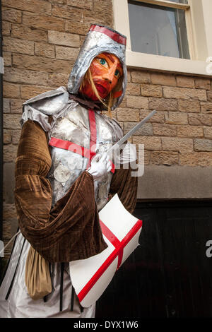 Saint George riesige Abbildung bei Wray, Lancaster, Großbritannien, 26. April 2014. Die Wray Scarecrow Festival, das am Samstag, 26. April 2014 Für eine Reihe von Veranstaltungen, darunter 10 km Lauf geöffnet, Scarecrow Parade, und Jahrmarkt. Stockfoto