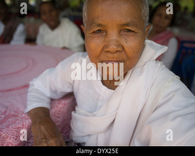 Buddhistische Nonne am Tempel Wat Bo, Siem Reap, Kambodscha Stockfoto